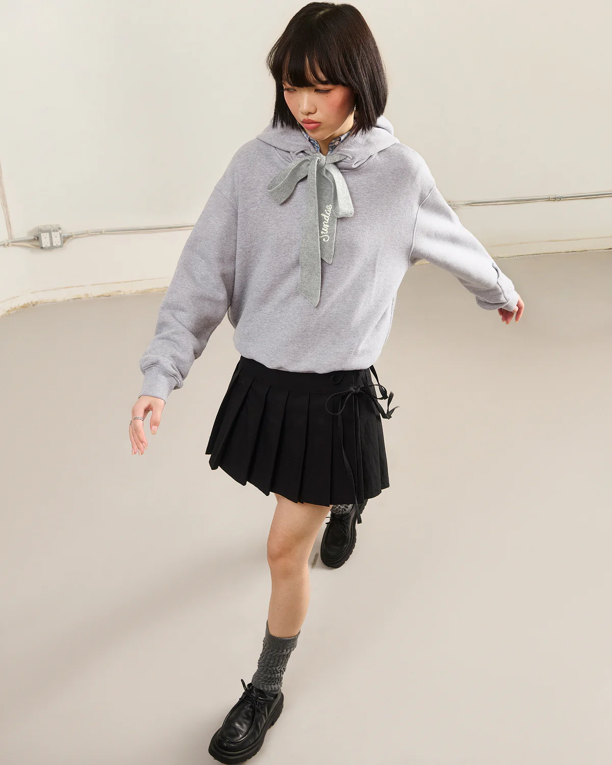 HEATHER GREY KNIT TIE HOODIE - Image 4