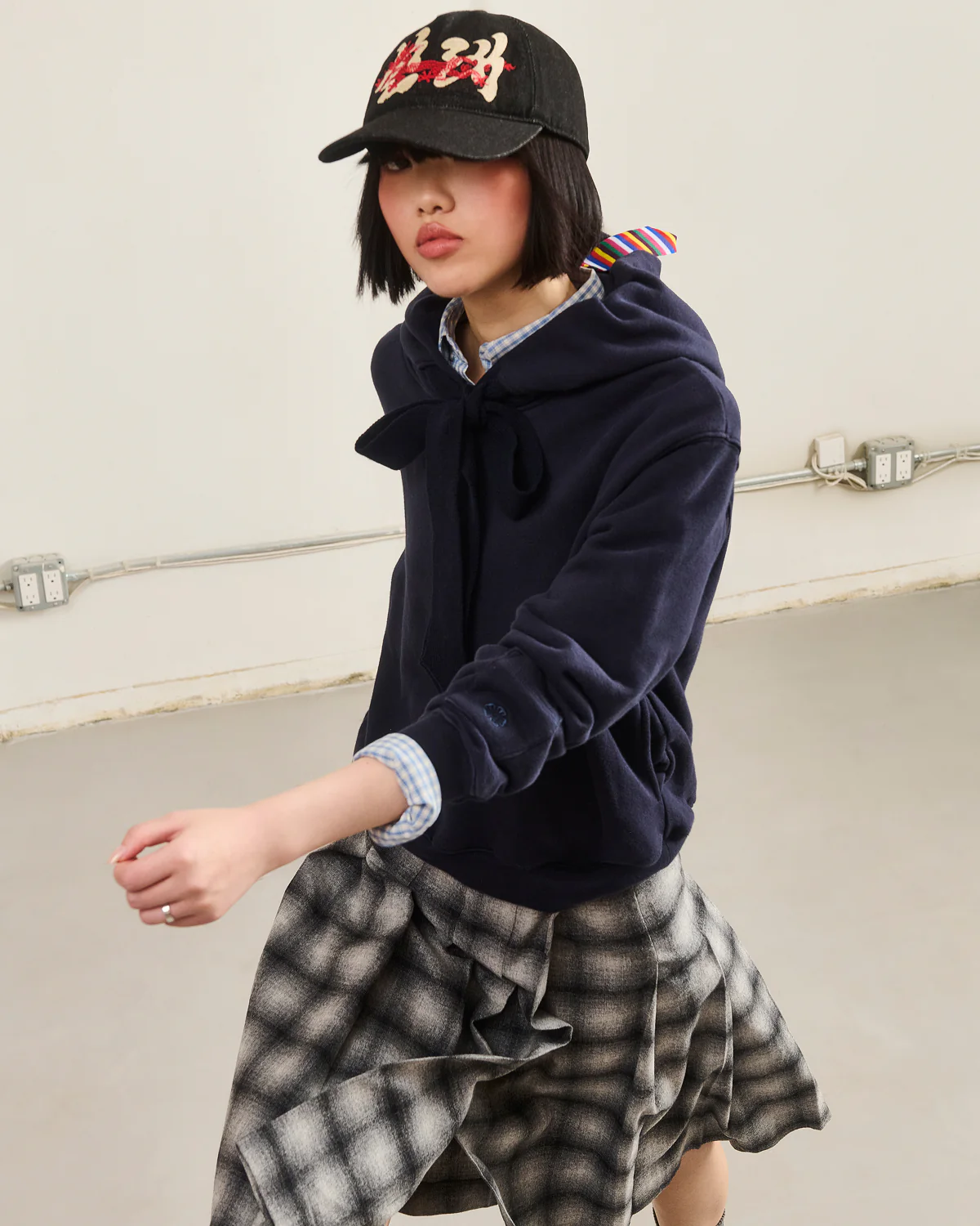 NAVY KNIT TIE HOODIE - Image 5